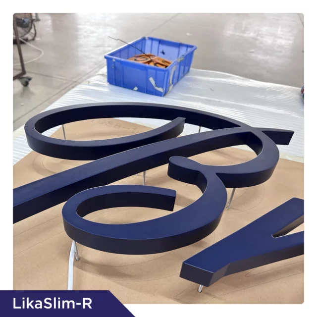 🎨✨ Check out this beautifully painted letter B with a flawless finish! We can match any color to meet your exact requirements, ensuring a perfect look for your project. 🎨✨