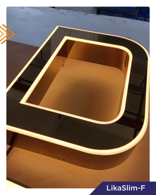 🌟 Constructions sur-mesure

L’harmonie entre matière, couleur et lumière fait toute la différence. Que pensez-vous de cette enseigne en outline front light et sa finition inox miroir ? Un plaisir pour les yeux. 🤩

#blocled #light #enseignelumineuse #enseigne #sign #ledlights #led #vinyle